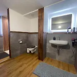 Apartment Exklusives Mit Geteiltem Bad Und Küche Kg