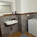 Kg Exklusives Zimmer, Wlan, Geteiltes Bad Und Kueche Daire