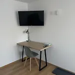 Kg Exklusives Zimmer, Wlan, Geteiltes Bad Und Kueche *