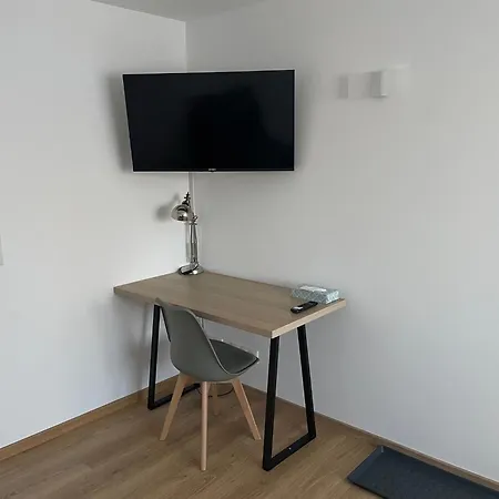 Kg Exklusives Zimmer, Wlan, Geteiltes Bad Und Kueche *