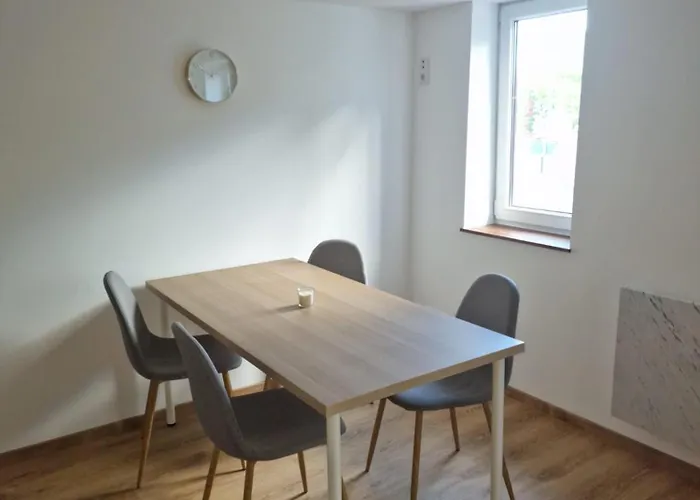 Kg Exklusives Zimmer, Wlan, Geteiltes Bad Und Kueche Daire *