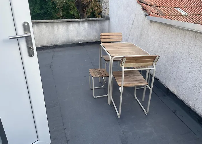 Kg Exklusives Zimmer, Wlan, Geteiltes Bad Und Kueche Daire